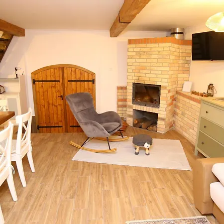 Goher Pince Es Vendeghaz Apartment Csaszartoltes