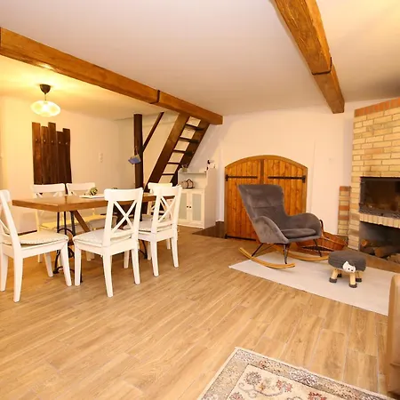 Goher Pince Es Vendeghaz Apartment Csaszartoltes